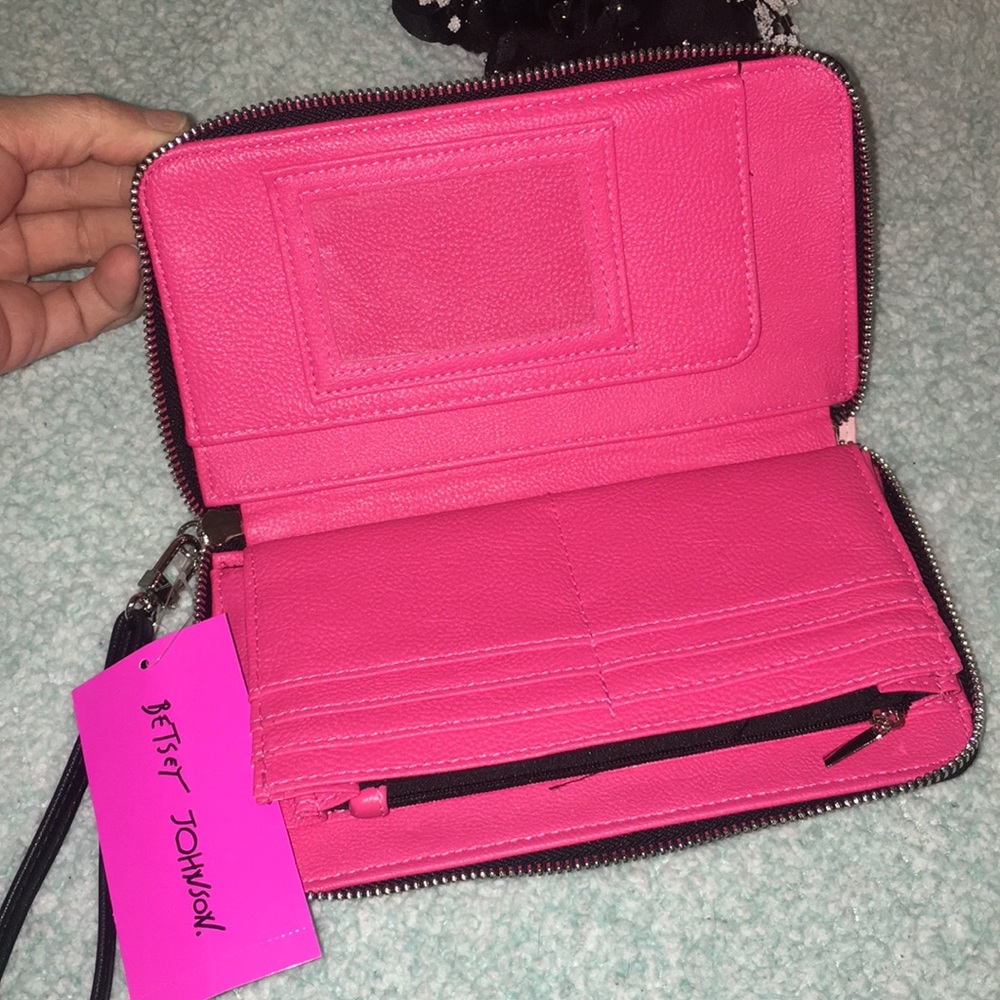 NWT🎉 Betsey Johnson | women's wristlet wallet - Picture 5 of 7